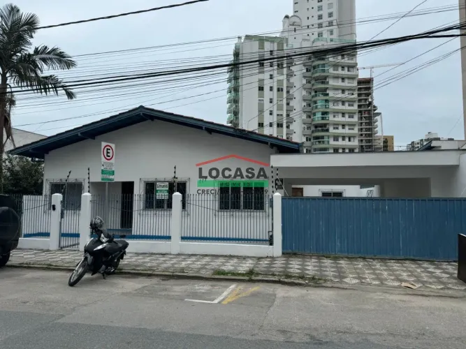Aluga-se casa no bairro Fazenda em Itajaí/SC