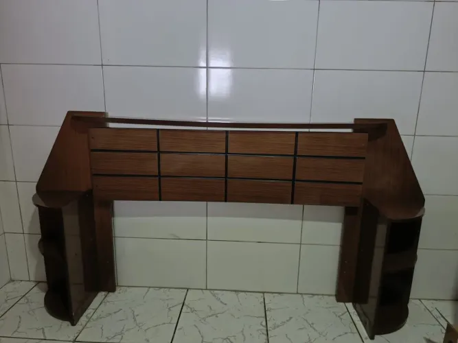 Cabeceira de cama de casal com 2 criados-mudos