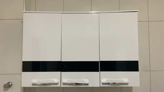 Armário Aéreo de Cozinha 3 Portas (Branco com detalhe em vidro preto / fumê)