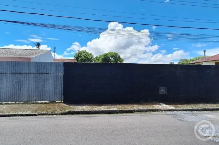Explore as possibilidades do seu negócio em um amplo terreno em Coqueiros, Florianópolis