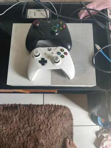 Xbox one com 2 controles vendo ou troco por ps4