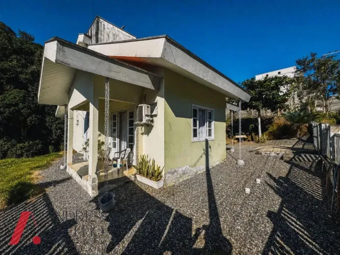 Casa com 3 quartos e amplo terreno à venda no bairro Souza Cruz, em Brusque