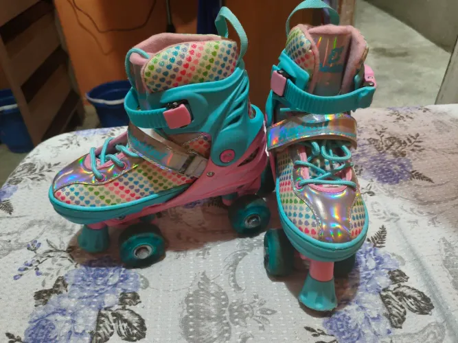 Patins coloridos infantis que pisca