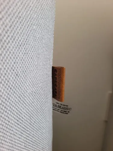 Sofá de 2 lugares, modulado, em tecido cinza claro