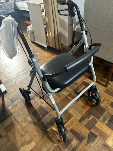 Andador com rodinhas, assento e cesto para armazenamento. Adulto, Usado 01 vez.