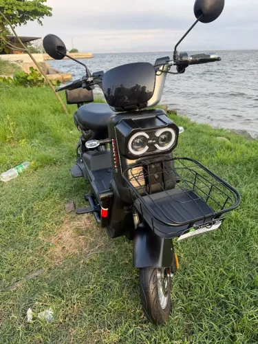 Vendo Scooter eletrica 1000w modelo BOB/BARTH. Menos de 3 meses de uso, praticamente zero.