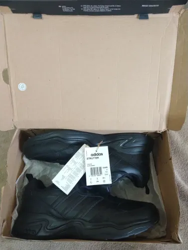 Tenis adidas couro legítimo nro. 41 (na embalagem)