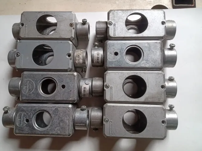 8 X Conduletes de metal 3/4" com tampa cega e conectores múltiplos , sem tomadas