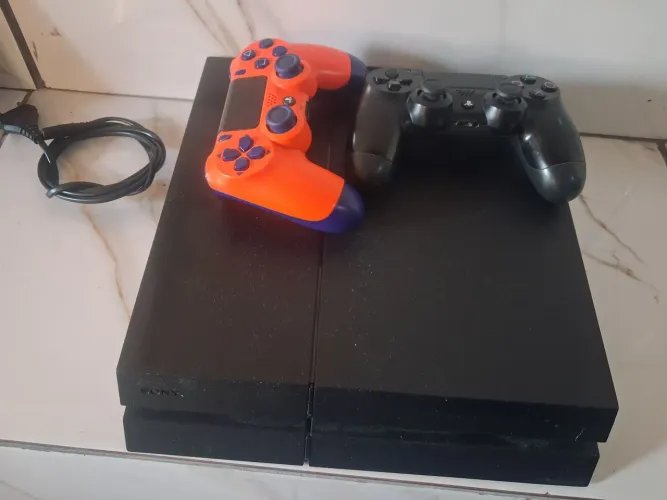 Playstation 4 disponível 2 controles 7 jogos baixados + de 150 jogos disponíveis.