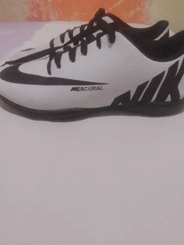 Chuteiras novas. Cor branca e preto Nike número 40/41 