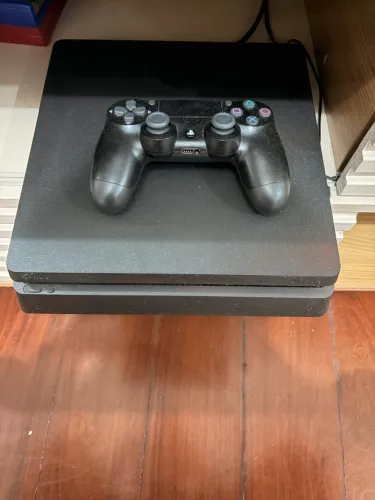 PlayStation 4 slim 1TB, pouco usado