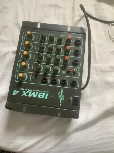 Mesa de som 4 canais 