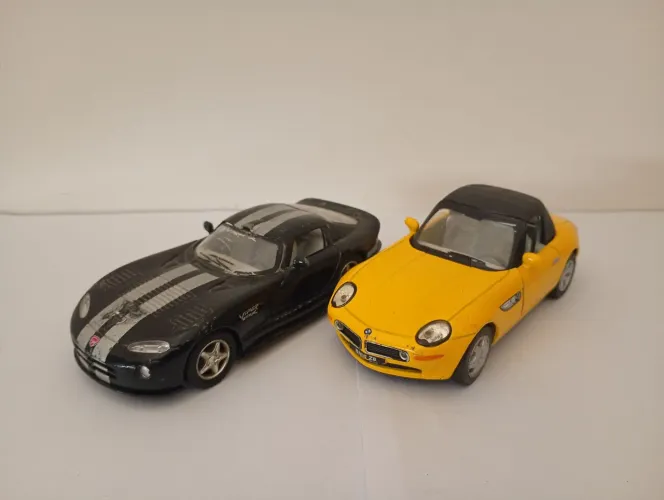 Kinsmart - Lote 02 Miniaturas Com Detalhes
