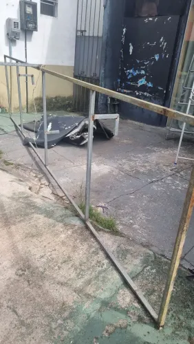 Armação para placa de comércio