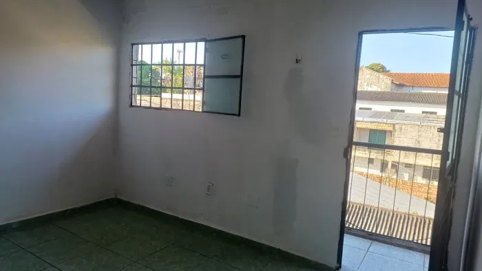 ALUGA-SE APARTAMENTO DE 02 QUARTOS
