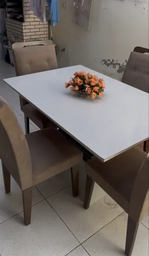 MESA COM 4 CADEIRAS