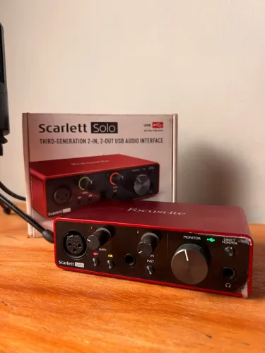 Placa de áudio/ interface Focusrite Scarlett solo 