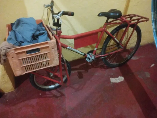 Vendo uma bicicleta cargueiro toda no rolamento, toda boa.