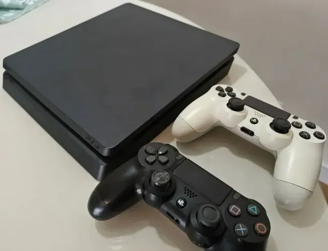 PS4 Slim 500GB + 2 Controles Originais