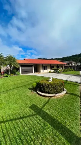 Casa plana, semimobiliada com amplo terreno no bairro Iririu em Joinville/SC.
