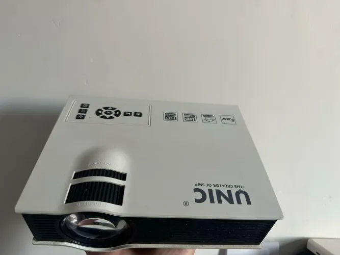 Projetor UNIC UC46