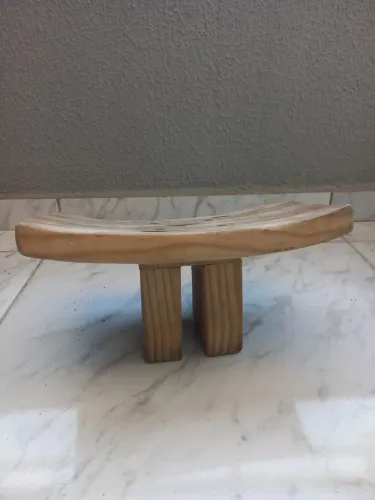 Banco oriental para meditação