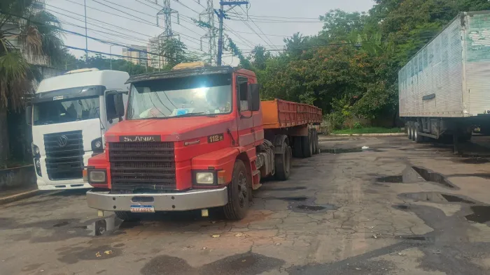 Scania 112h trabalhando mais carreta grade baixa