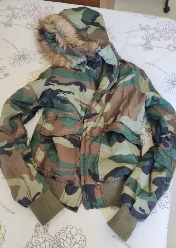 Casaco camuflado de frio zipado acolchoado e com capuz. Da marca alemã Mil-Tec (by Sturm)