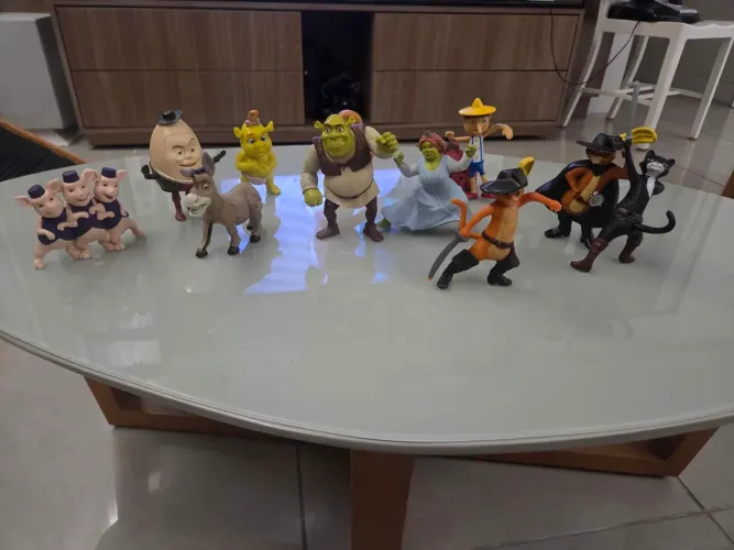 Coleção Sherek e Gato de botas. Lote12 bonecos. Usado R$ 230,00