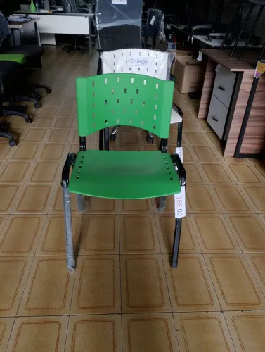 Cadeira Pvc verde pés de aço 