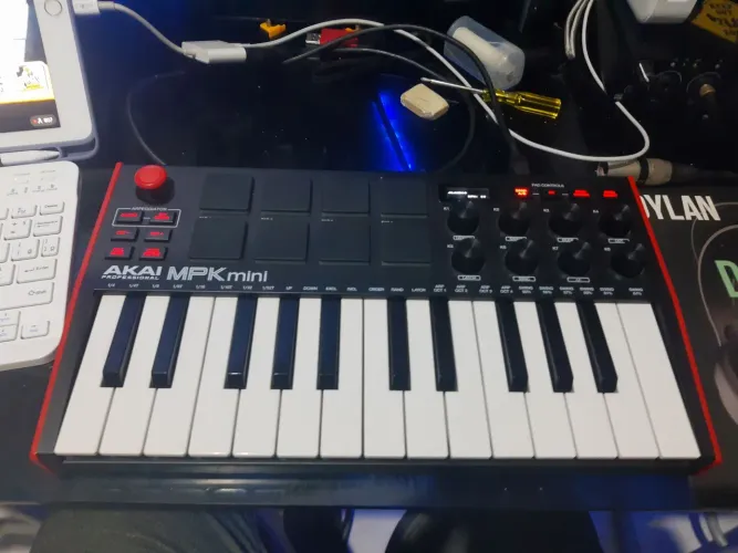 Teclado controlador Akai MPK Mini 3 em ótimo estado.