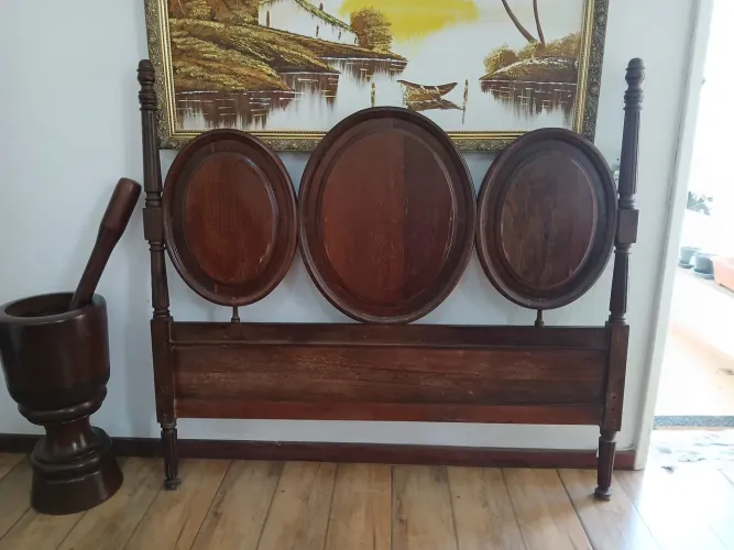 Cama de casal medalhão.