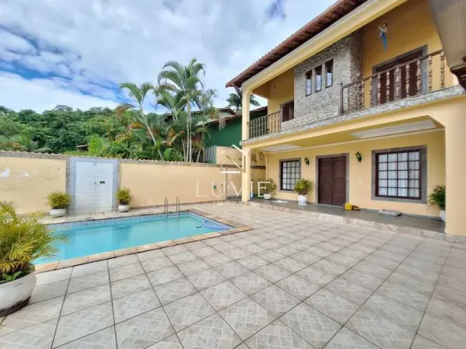 Excelente casa em condomínio fechado, com ótima metragem e área de lazer privativa.