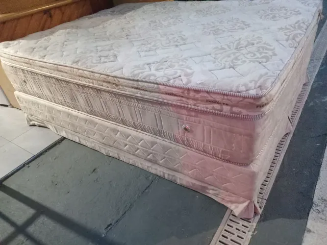 Cama box Queen em bom estado. (Entrego).