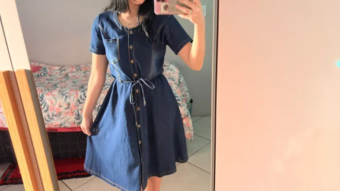 Vestido Jeans Curto com Botões, Bolsos e Cintura com Amarração