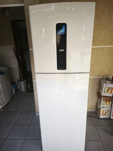 Geladeira semi nova em perfeito estado de uso!