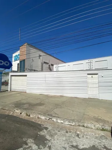 CASA COMERCIAL COM 04 VAGAS DE GARAGEM NO BAIRRO JÓQUEI.