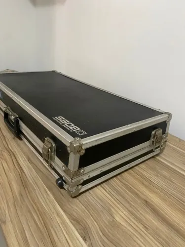 Vendo peldaleira Boss GT-100 único dono. Acompanha case e fonte.