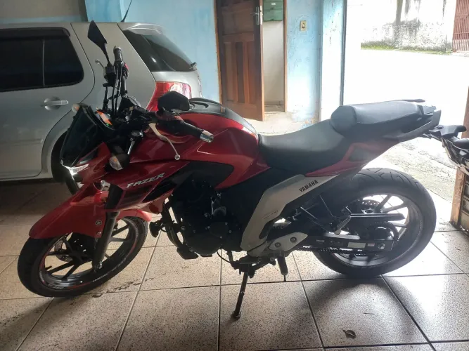 Moto fazer 250 vermelha ano 2022/2023 k.12000 mil