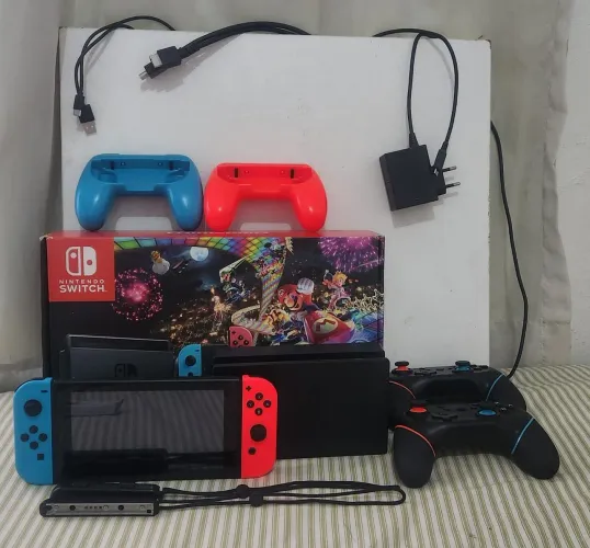 Kit Nintendo Switch (32GB + microSD Ultra 128GB) com 31 jogos + 2 controles pro + 2 Joycon