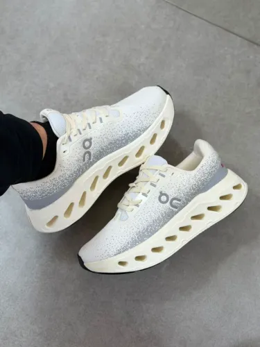 Tênis On Cloudsurfer 7 Premium Off White | Cabedal Knit | CloudTec Phase | Nº 38 ao 43