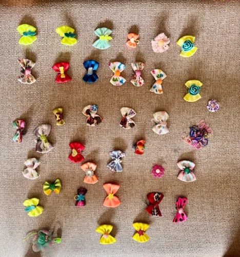 Vendo kit com 37 laços para cachorro, em diversos modelos, cores e estampas.