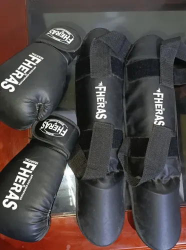 Kit Muay thai,  Kickboxing; Luva(10oz) e Caneleira(P) marca "Fheras"