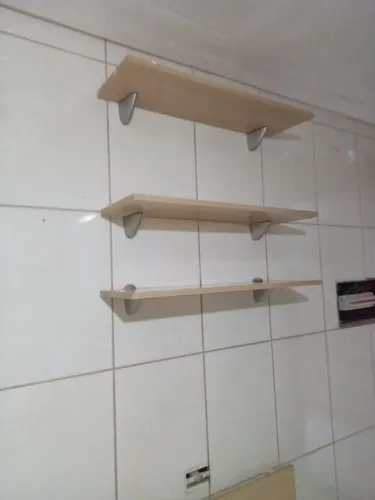 Prateleiras e Mesa desmontável 