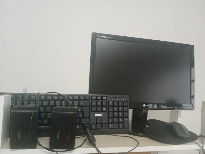 Um Monitor LG 19"
