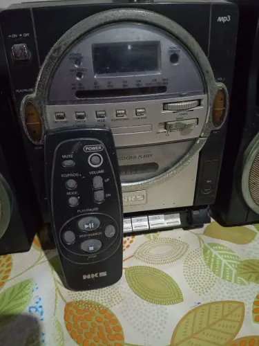 vendo este som o CD dele pega quando quer ele funciona A M e FM tem o som alto