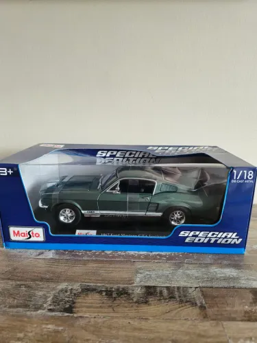 Miniatura Ford Mustang GTA 1967 MAISTO escala 1/18. Novo! Na caixa! Medidas 30x14cm. 