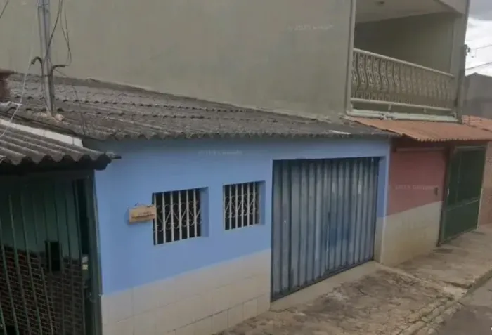 VENDE-SE UMA CASA NA QR 425 DE SAMAMBAIA!