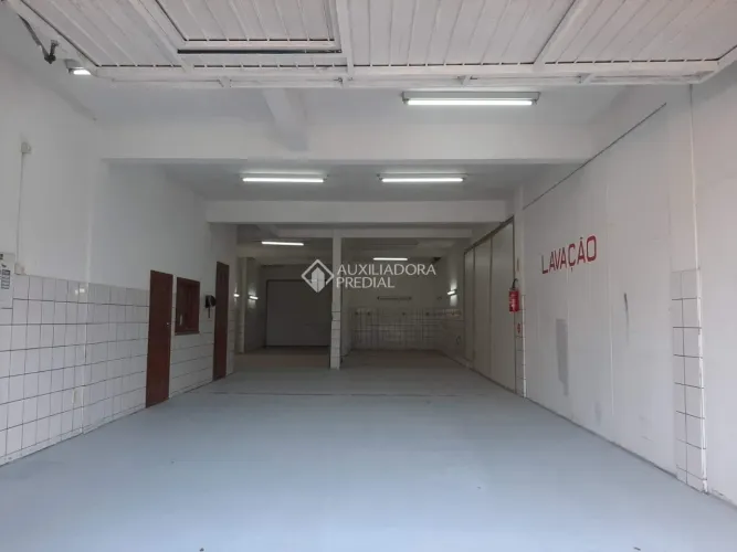 Galpão com escritório e espaço para 6 carros para locação