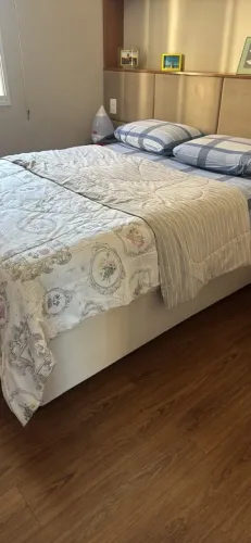 Cama de casal Simmons, modelo denver, fabricada em 2018. Base baú em ótimo estado!